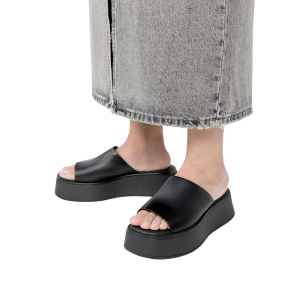 NWOT Vagabond Shoe Makers Leather Courtney Sandals. Size 39 (US 9)